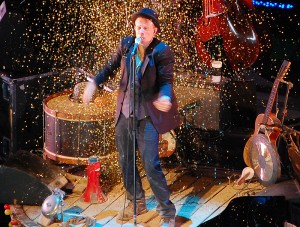 "Tom Waits Praha 2008 01" by Gut (Anna Wittenberg) 