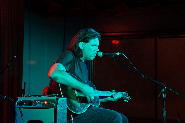 Richard Buckner, performing at Mud and Water, Baton Rouge, 2013 (photo by captainsdead)