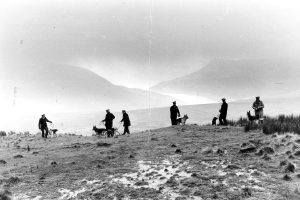 Police and dogs search Saddleworth Moor (1965) (unsourced news photo; thesun.co.uk)